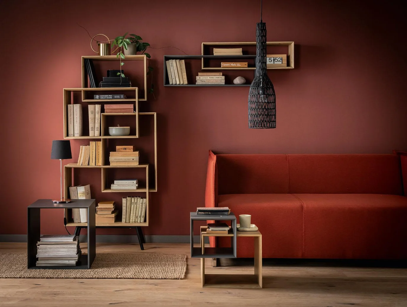 Czerwona sofa w eleganckim salonie
